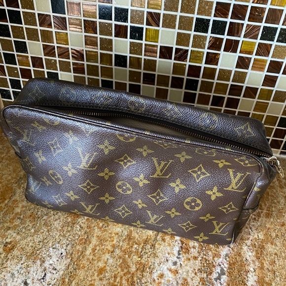 LOUIS VUITTON Monogram Trousse Toilette 28 - Picture 11 of 17